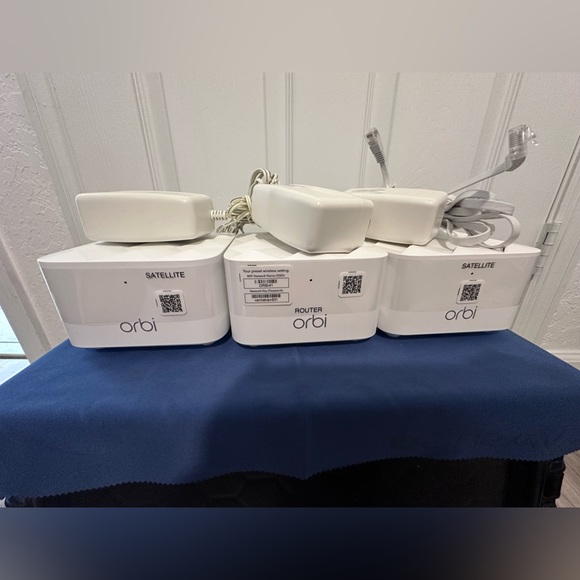 NETGEAR Orbi RBK13 AC1200 Mesh WiFi System with Router and 2 Satellite Extenders - Picture 6 of 6